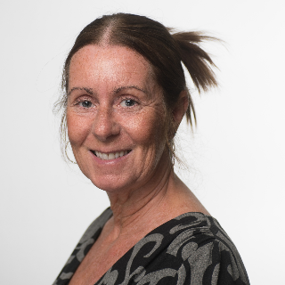 <p>Mrs L Wallace</p>